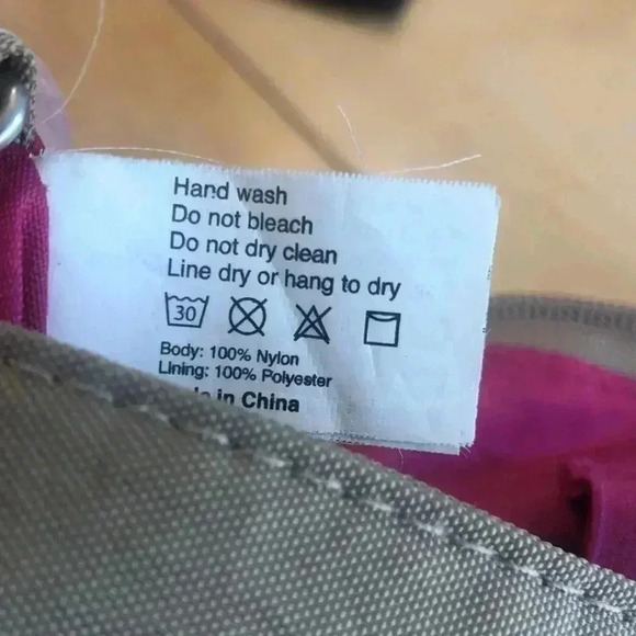 Baggallini crossbody bag with adjustable strap. - Picture 8 of 8